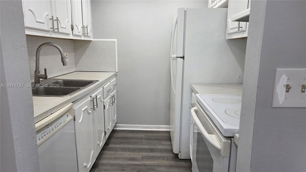 Active With Contract: $1,650 (2 beds, 1 baths, 754 Square Feet)