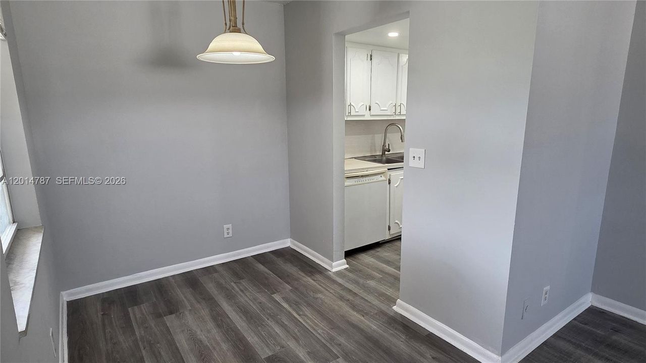 Active With Contract: $1,650 (2 beds, 1 baths, 754 Square Feet)