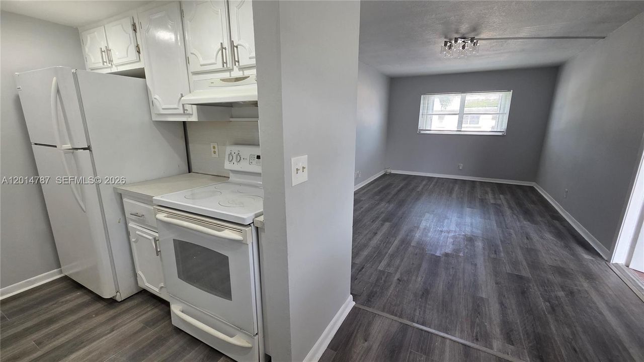 Active With Contract: $1,650 (2 beds, 1 baths, 754 Square Feet)
