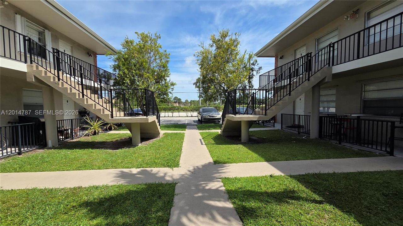 Active With Contract: $1,650 (2 beds, 1 baths, 754 Square Feet)
