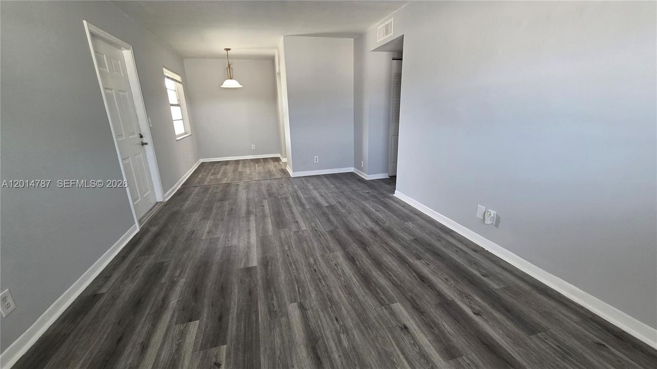 Active With Contract: $1,650 (2 beds, 1 baths, 754 Square Feet)