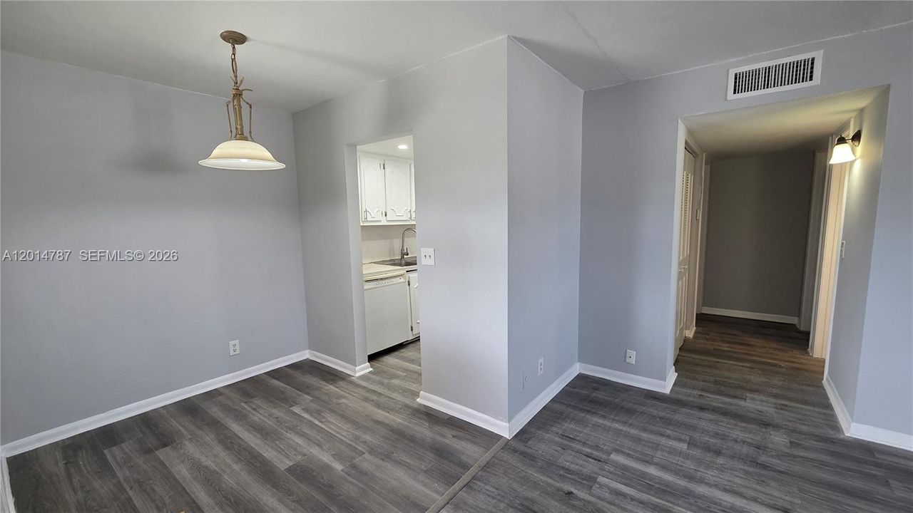 Active With Contract: $1,650 (2 beds, 1 baths, 754 Square Feet)