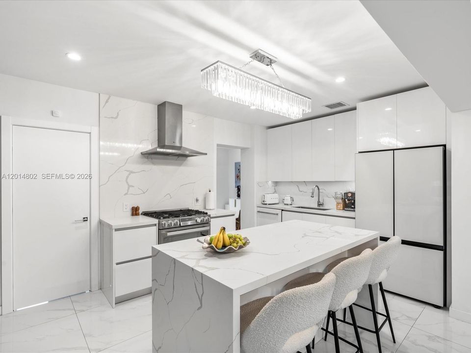 For Rent: $12,500 (5 beds, 4 baths, 3116 Square Feet)