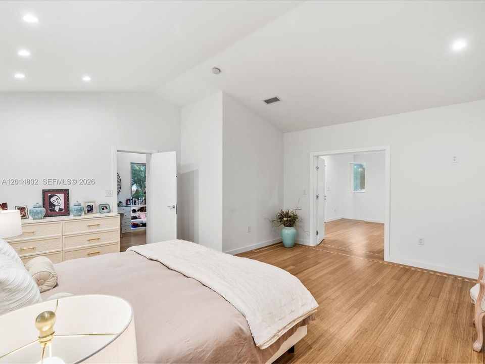 For Rent: $12,500 (5 beds, 4 baths, 3116 Square Feet)