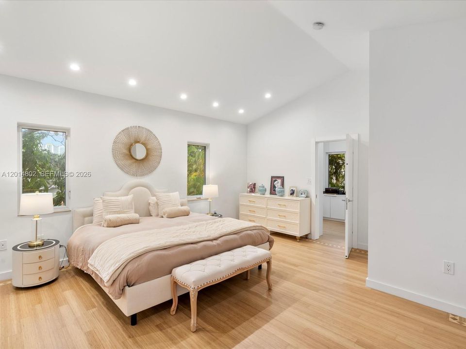 For Rent: $12,500 (5 beds, 4 baths, 3116 Square Feet)