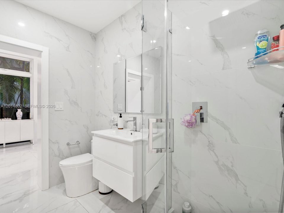 For Rent: $12,500 (5 beds, 4 baths, 3116 Square Feet)
