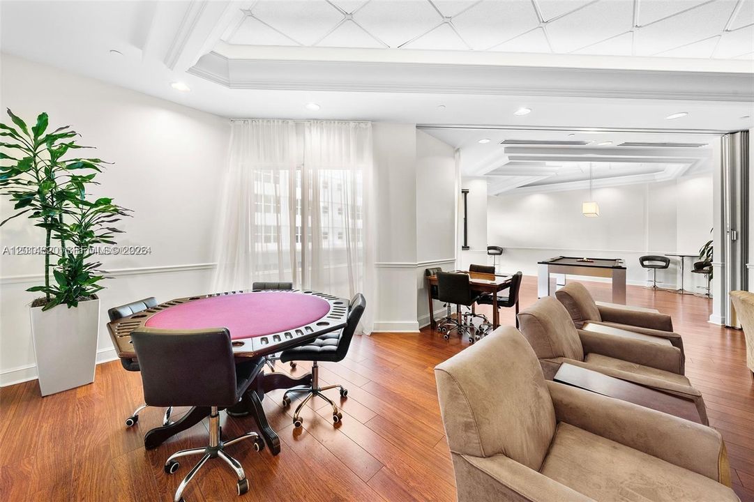Social Room - Green Diamond