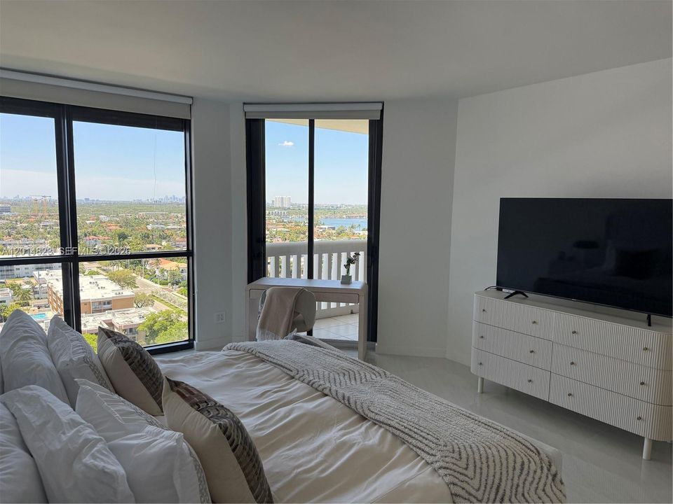 For Sale: $575,000 (2 beds, 2 baths, 1560 Square Feet)