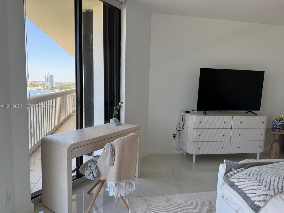 For Sale: $575,000 (2 beds, 2 baths, 1560 Square Feet)