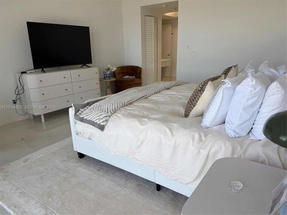 For Sale: $575,000 (2 beds, 2 baths, 1560 Square Feet)