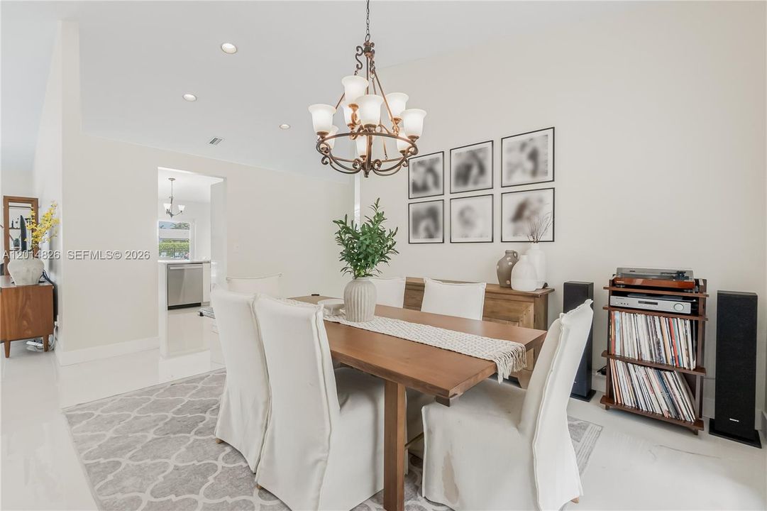 Недавно продано: $1,100,000 (4 спален, 2 ванн, 2684 Квадратных фут)