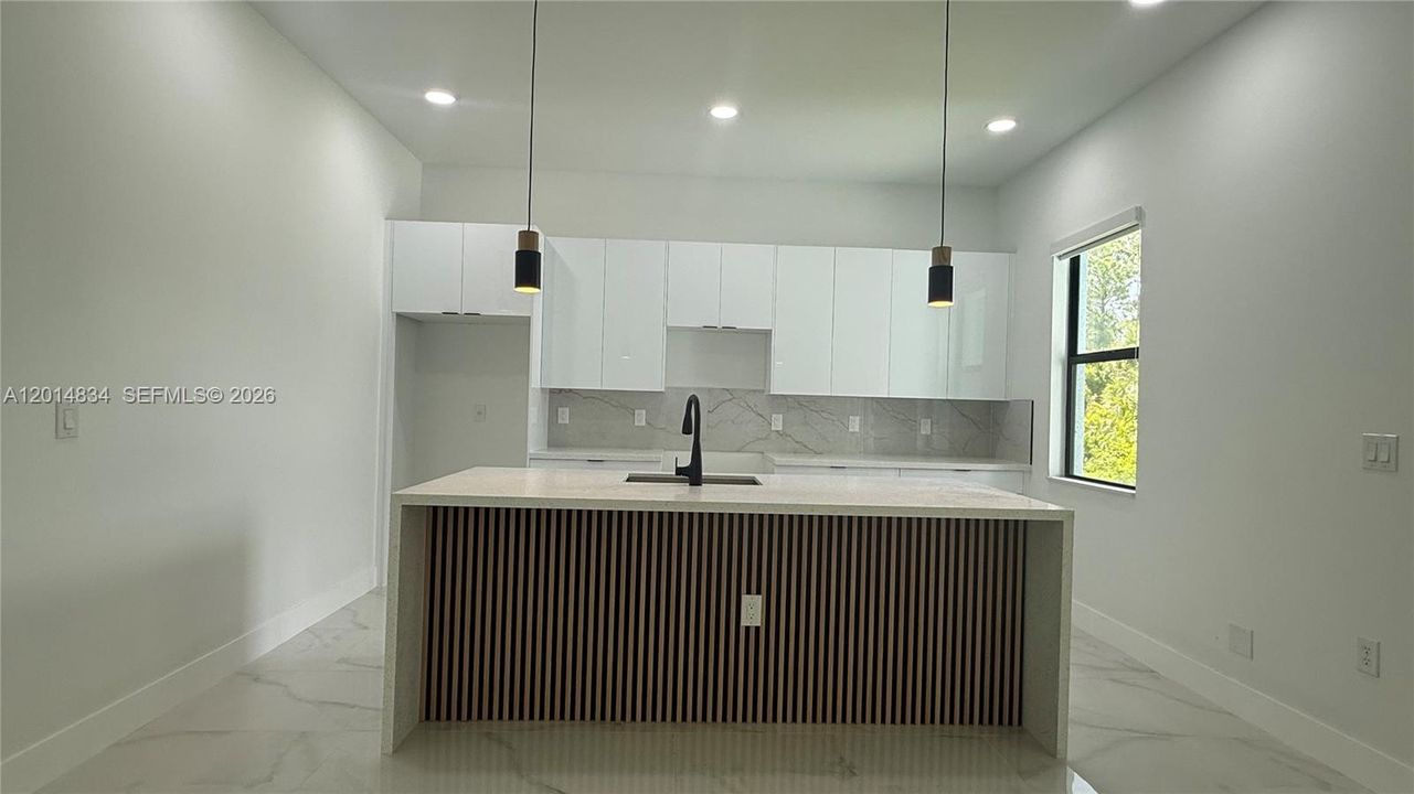 En Venta: $329,999 (4 camas, 2 baños, 1842 Pies cuadrados)