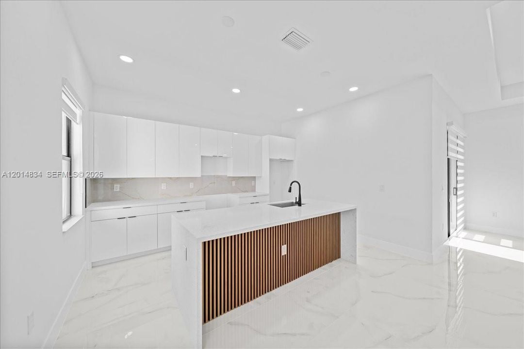 En Venta: $329,999 (4 camas, 2 baños, 1842 Pies cuadrados)