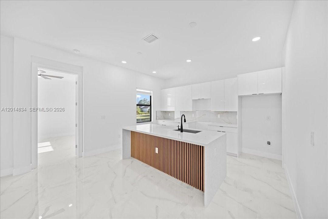En Venta: $329,999 (4 camas, 2 baños, 1842 Pies cuadrados)