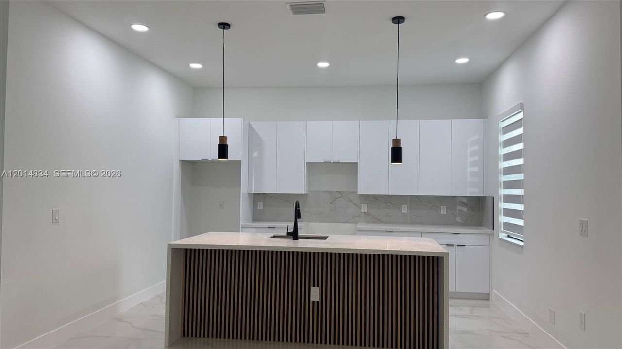 En Venta: $329,999 (4 camas, 2 baños, 1842 Pies cuadrados)
