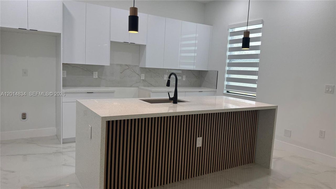 En Venta: $329,999 (4 camas, 2 baños, 1842 Pies cuadrados)