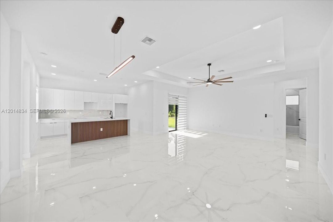 En Venta: $329,999 (4 camas, 2 baños, 1842 Pies cuadrados)