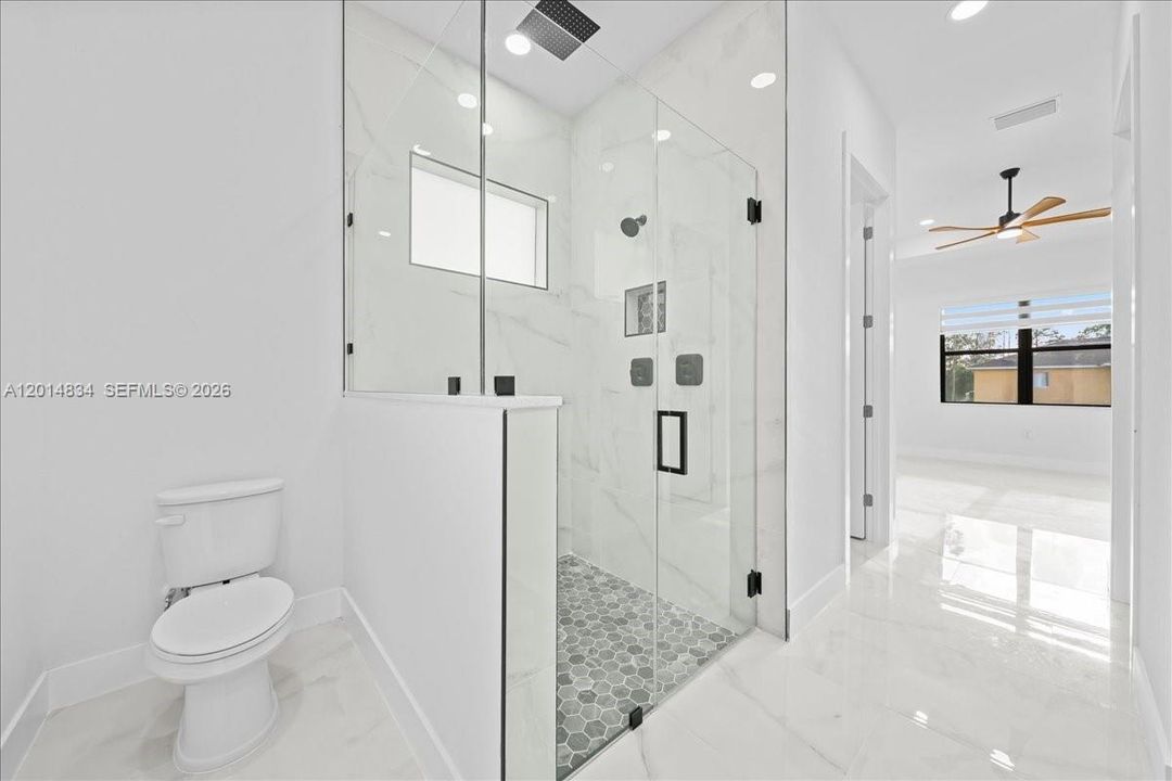 En Venta: $329,999 (4 camas, 2 baños, 1842 Pies cuadrados)