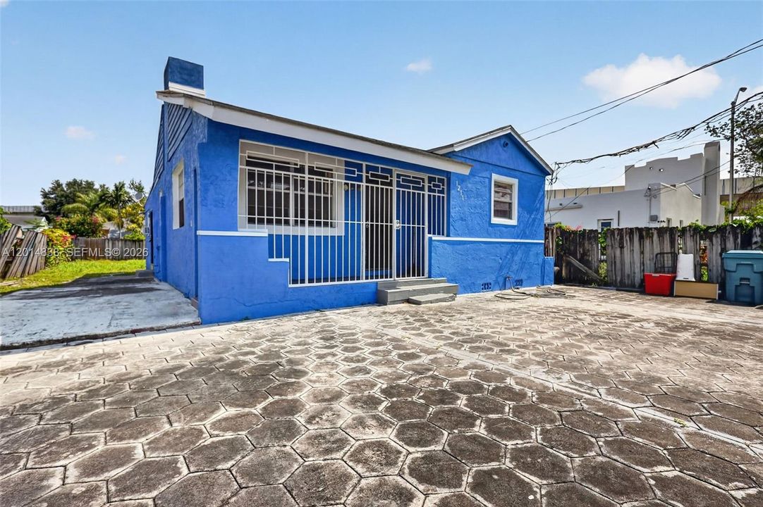 合同活跃: $299,990 (3 贝兹, 1 浴室, 1286 平方英尺)
