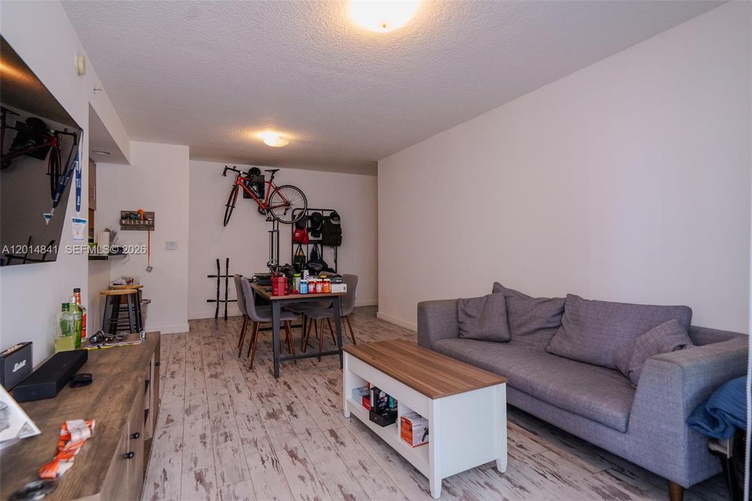 Active With Contract: $2,300 (1 beds, 1 baths, 663 Square Feet)