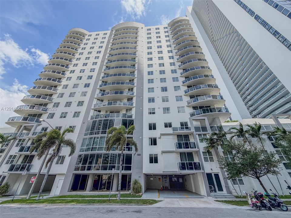 Active With Contract: $2,300 (1 beds, 1 baths, 663 Square Feet)