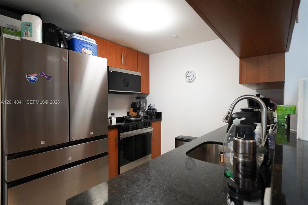 Active With Contract: $2,300 (1 beds, 1 baths, 663 Square Feet)