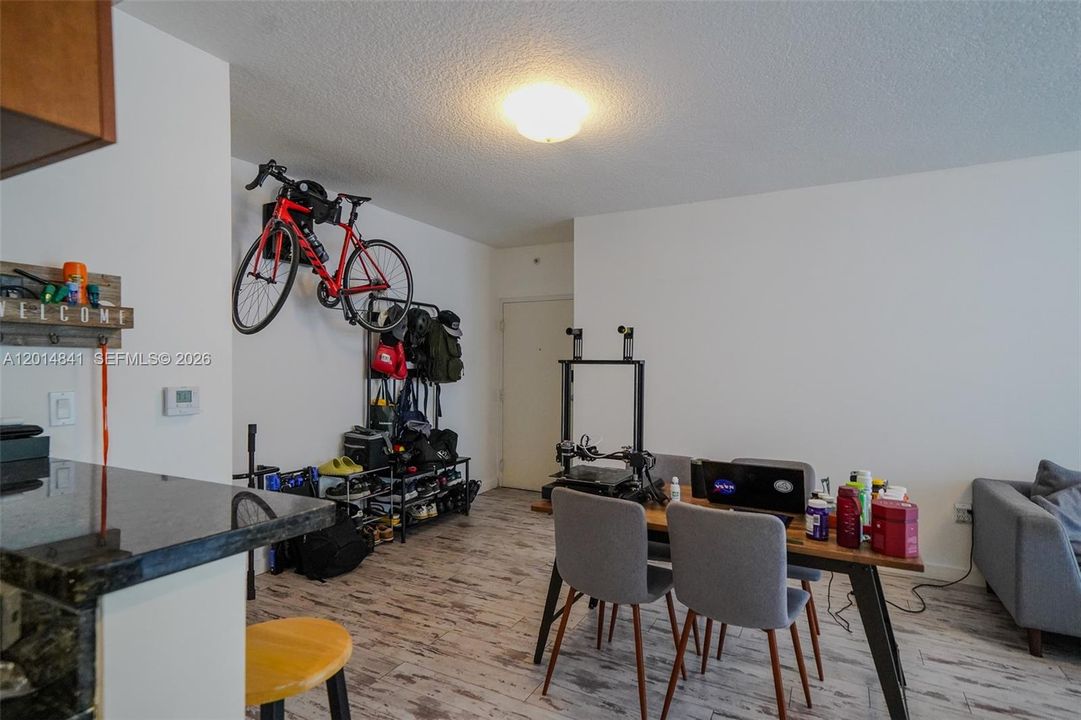Active With Contract: $2,300 (1 beds, 1 baths, 663 Square Feet)