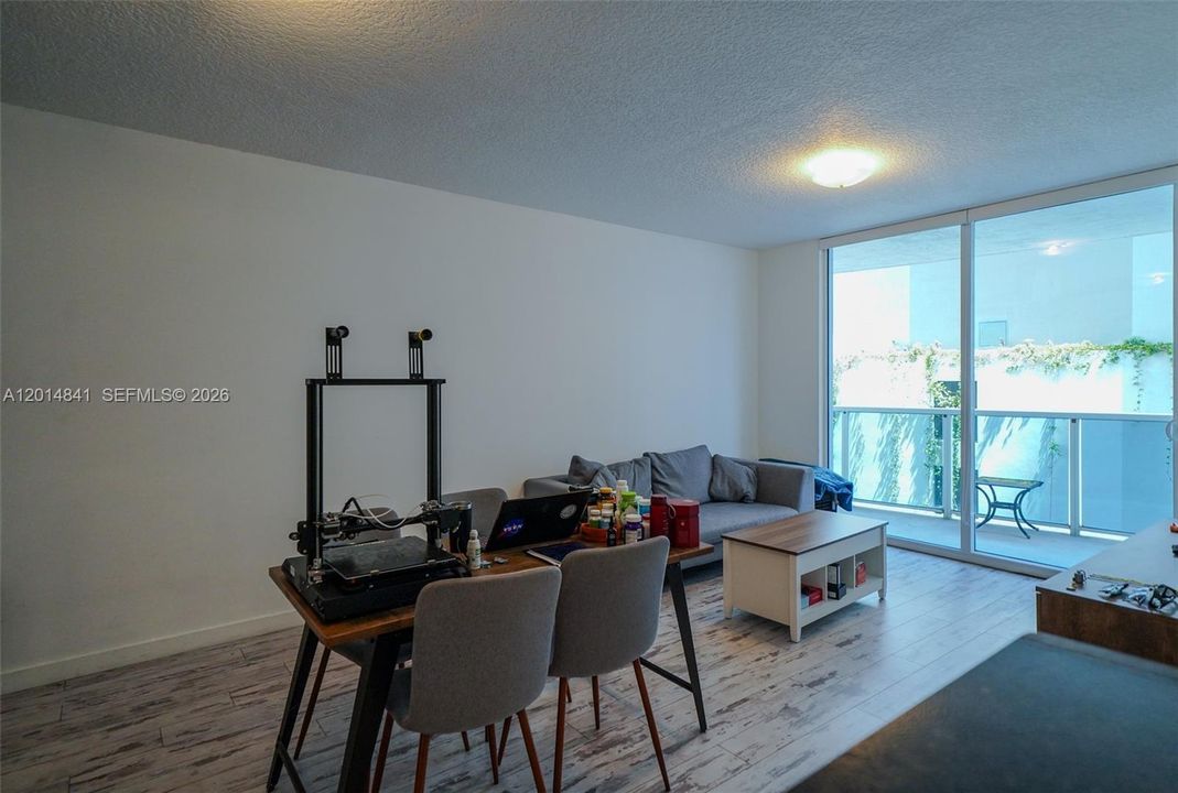 Active With Contract: $2,300 (1 beds, 1 baths, 663 Square Feet)