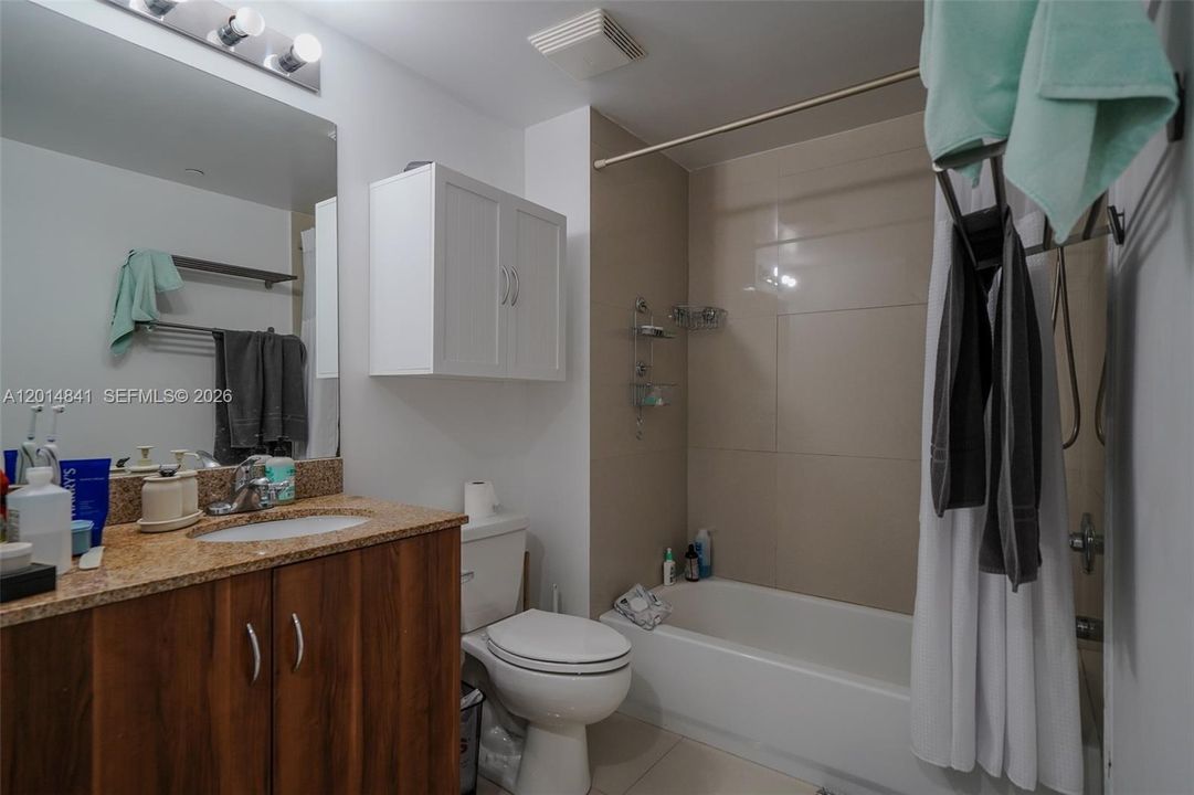 Active With Contract: $2,300 (1 beds, 1 baths, 663 Square Feet)