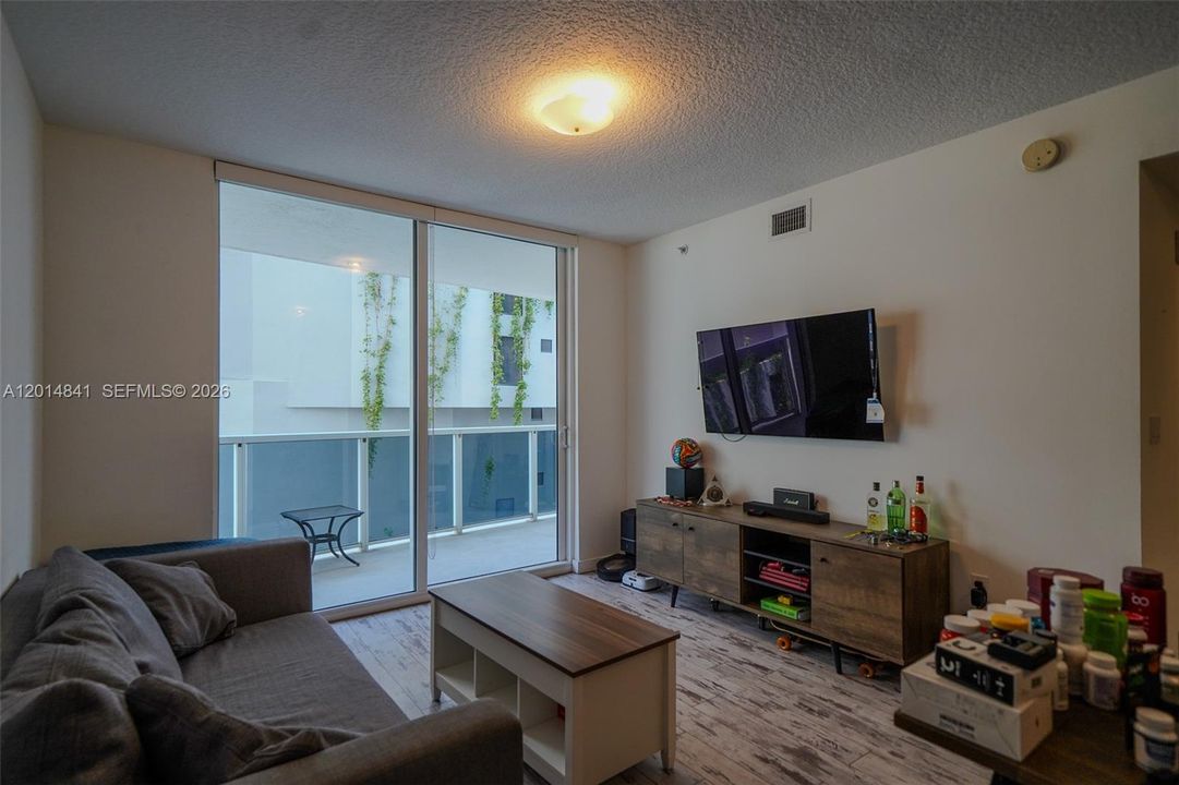 Active With Contract: $2,300 (1 beds, 1 baths, 663 Square Feet)
