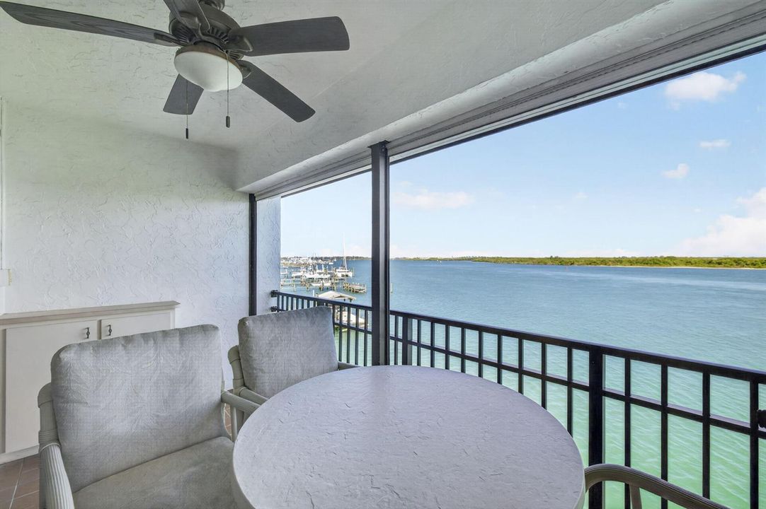 LARGE BALCONY GREAT VIEWS!