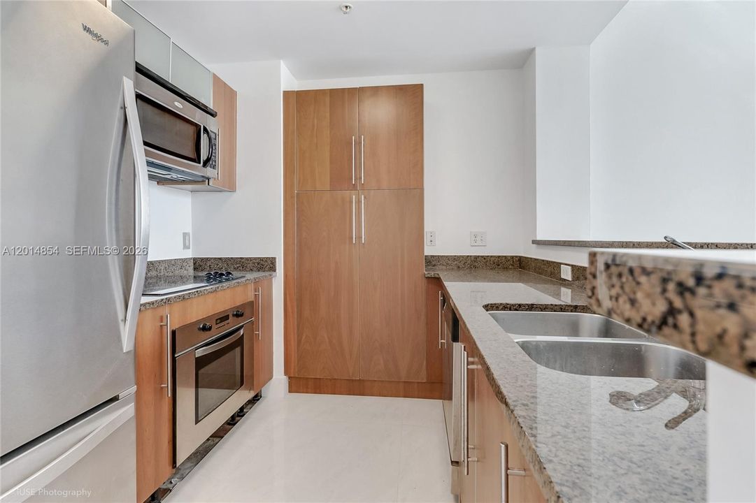 Active With Contract: $2,950 (1 beds, 1 baths, 733 Square Feet)