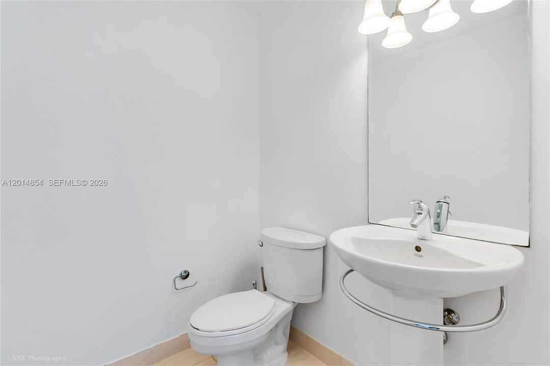 Active With Contract: $2,950 (1 beds, 1 baths, 733 Square Feet)