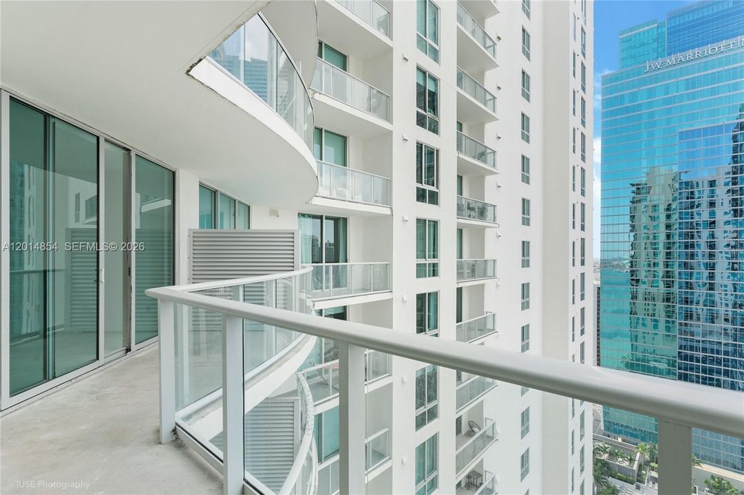 Active With Contract: $2,950 (1 beds, 1 baths, 733 Square Feet)