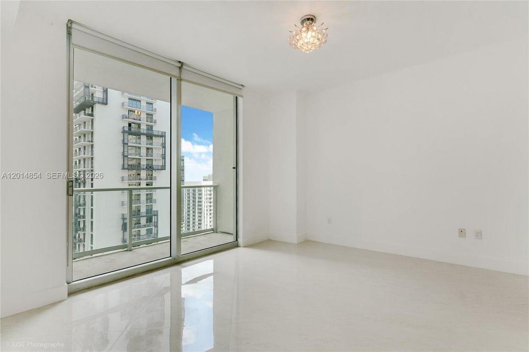 Active With Contract: $2,950 (1 beds, 1 baths, 733 Square Feet)