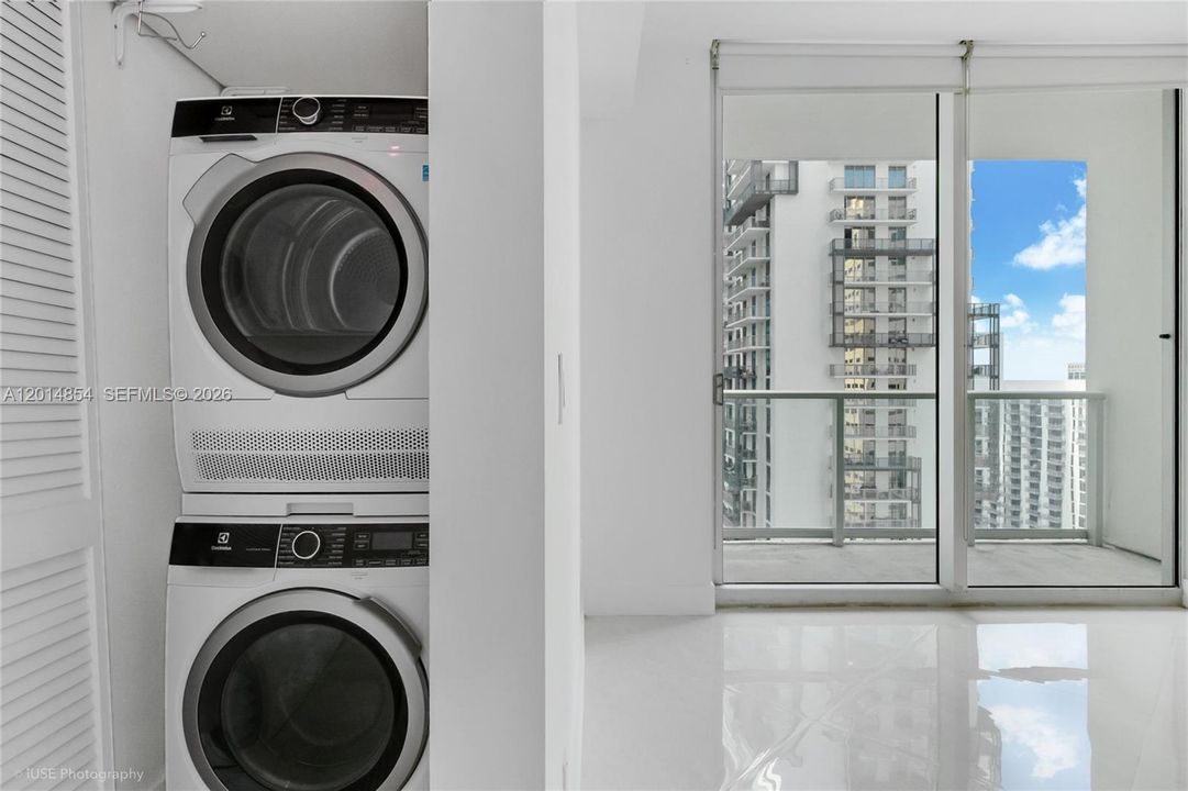 Active With Contract: $2,950 (1 beds, 1 baths, 733 Square Feet)