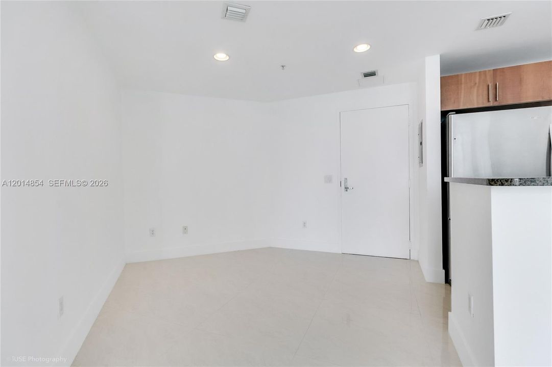 Active With Contract: $2,950 (1 beds, 1 baths, 733 Square Feet)