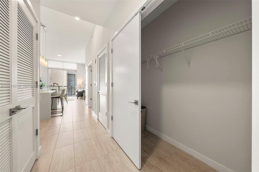 For Sale: $565,000 (1 beds, 1 baths, 801 Square Feet)