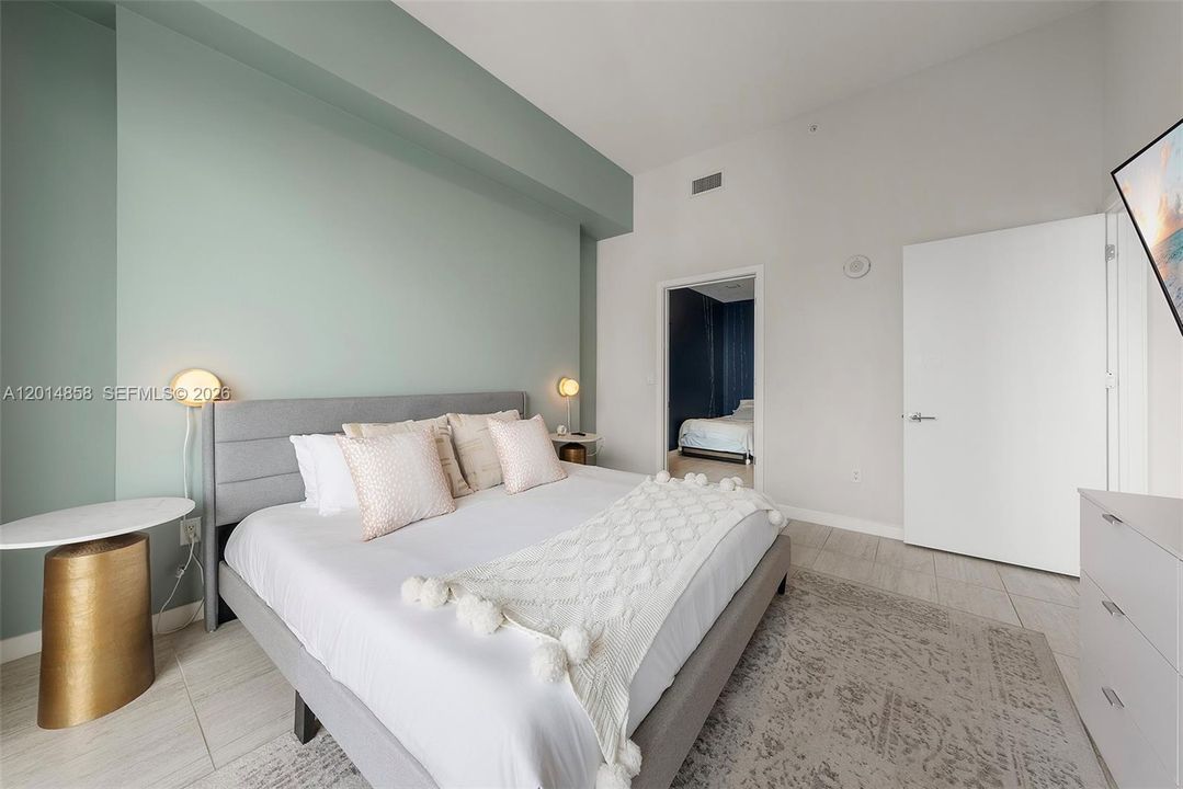 For Sale: $565,000 (1 beds, 1 baths, 801 Square Feet)