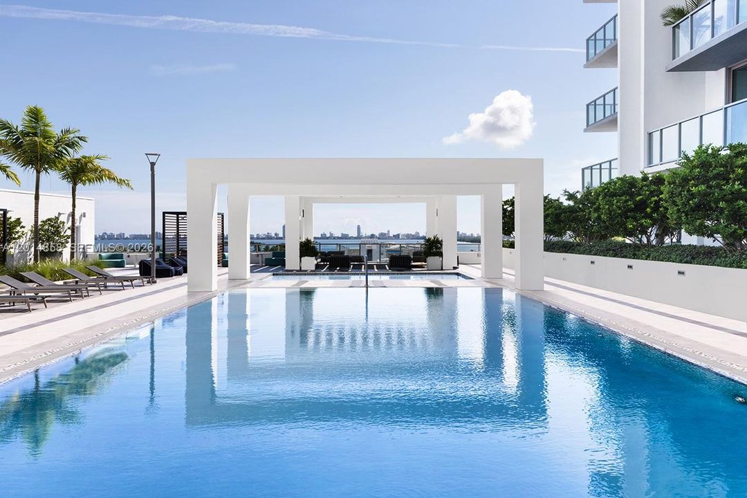 For Sale: $565,000 (1 beds, 1 baths, 801 Square Feet)