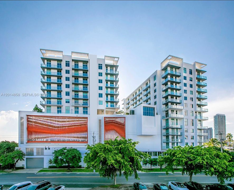 For Sale: $565,000 (1 beds, 1 baths, 801 Square Feet)