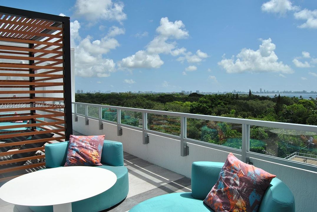 For Sale: $565,000 (1 beds, 1 baths, 801 Square Feet)