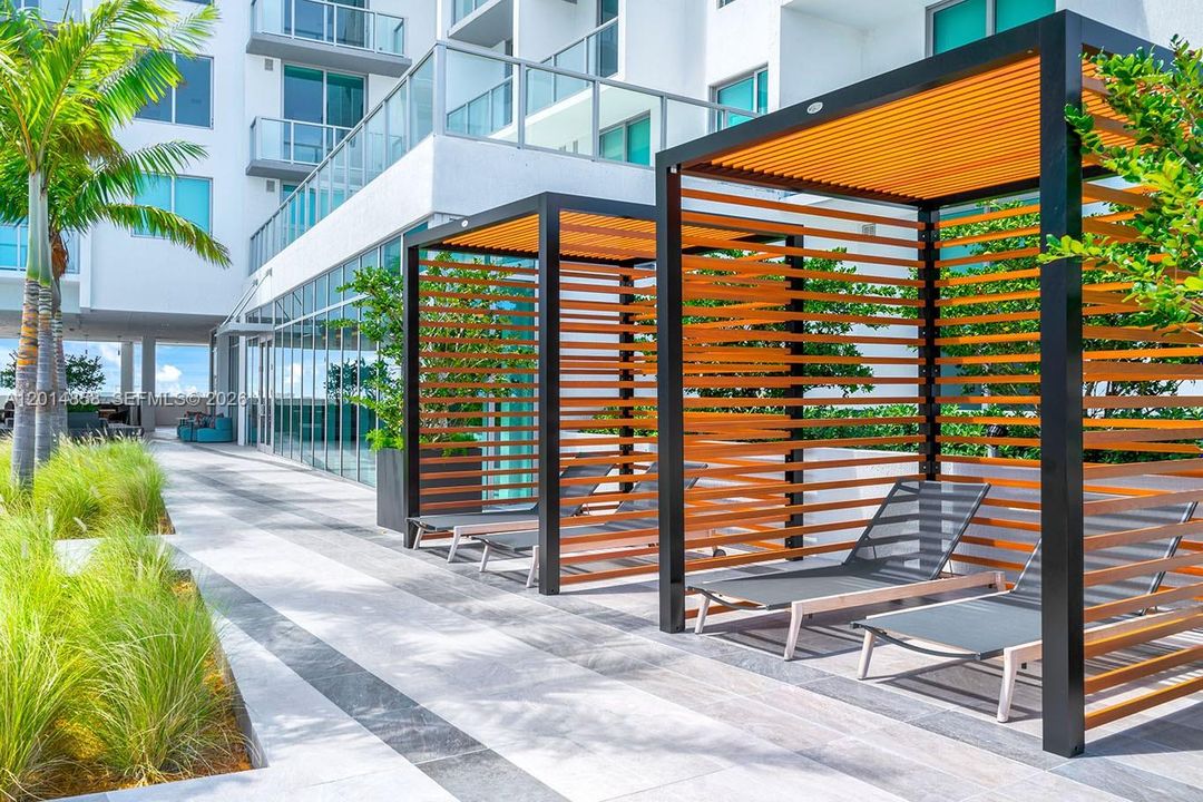 For Sale: $565,000 (1 beds, 1 baths, 801 Square Feet)