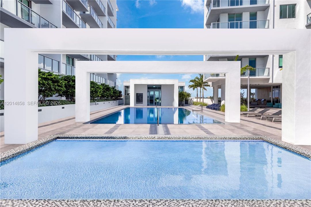 For Sale: $565,000 (1 beds, 1 baths, 801 Square Feet)