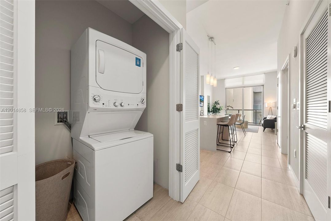 For Sale: $565,000 (1 beds, 1 baths, 801 Square Feet)