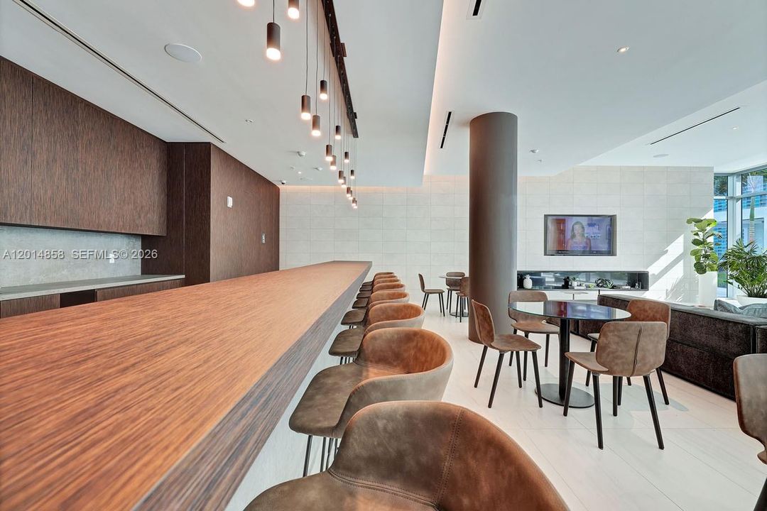 For Sale: $565,000 (1 beds, 1 baths, 801 Square Feet)