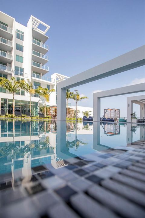 For Sale: $565,000 (1 beds, 1 baths, 801 Square Feet)