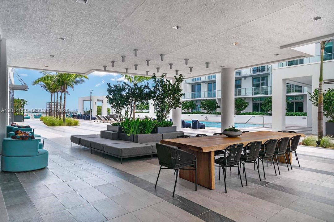 For Sale: $565,000 (1 beds, 1 baths, 801 Square Feet)