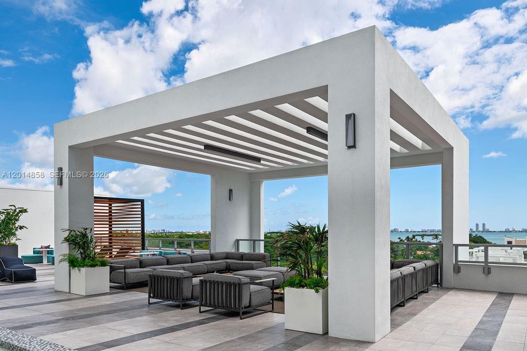 For Sale: $565,000 (1 beds, 1 baths, 801 Square Feet)
