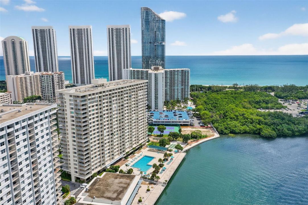 На продажу: $265,999 (1 спален, 2 ванн, 762 Квадратных фут)